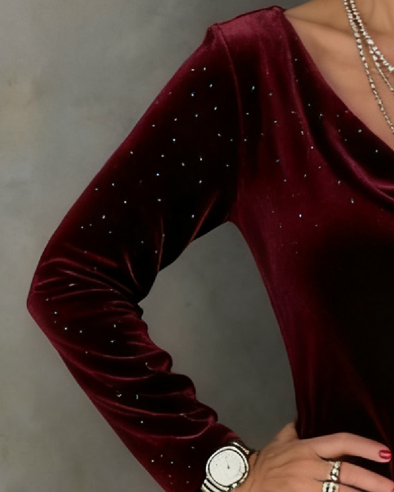 Elegancka sukienka damska z delikatnym połyskiem i drapowanym dekoltem